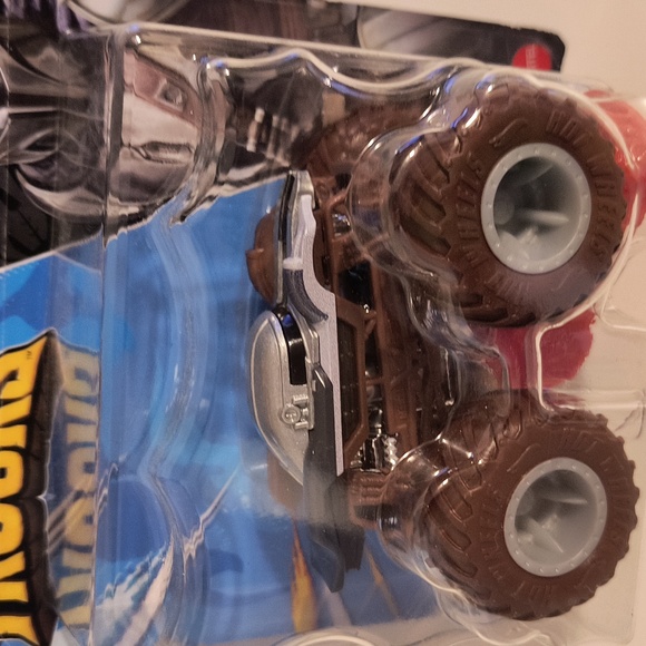 B21 Hot wheels Monster Trucks Mandalorian - Picture 2 of 3